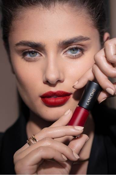 L’ABSOLU ROUGE DRAMA INK الملمع: ملوّن حبري نصف لامع يمنح شعوراً بالخفّة الفائقة