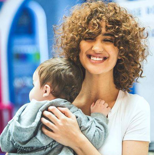 بالصور - نينا عبد الملك تفاجئ الجميع بأول ظهور لابنها... يأسر القلوب بوسامته