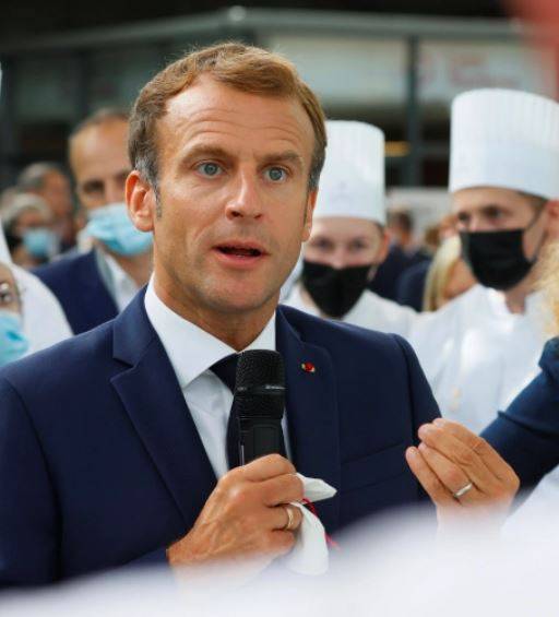 أول تعليق للرئيس الفرنسي بعد رشقه بالبيض