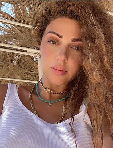 بالفيديو - ميريام فارس تعتني بحديقة منزلها وتلهو مع زوجها