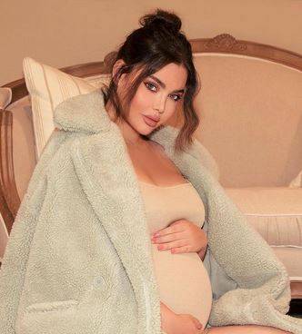 قمر اللبنانية تستعرض حملها الغامض بصور جديدة مثيرة للجدل