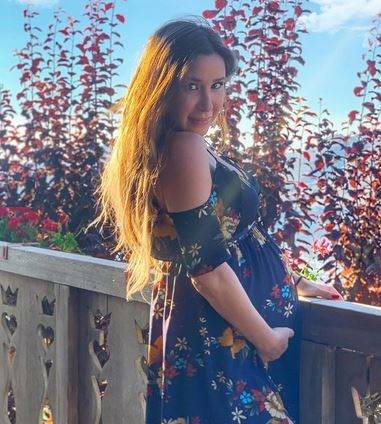 بالفيديو - سابين تستعرض حملها بطفلها الأول برقصة طريفة