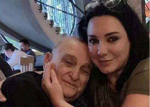 بالفيديو - سلاف فواخرجي تنهار في عزاء والدها بحضور نجوم سوريا