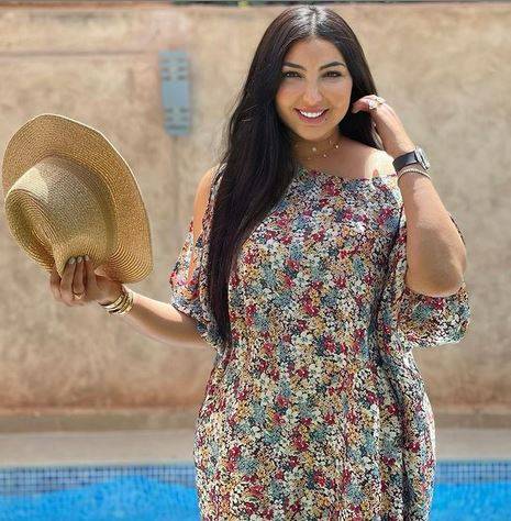 بالصور - دنيا بطمة بقميص زهري وتثير الجدل حول عودة الخلاف مع زوجها