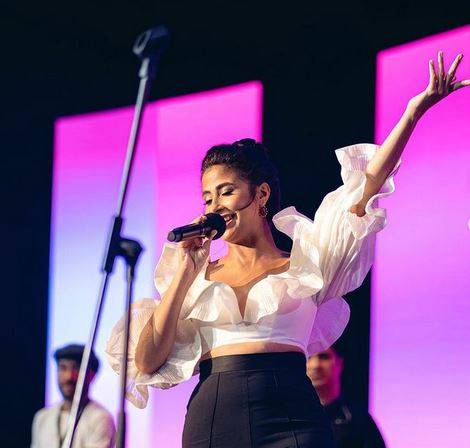 بالفيديو - روبي ترقص مع عروس بفستان جريء وتُحدث ضجة