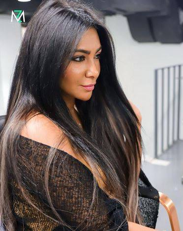 بالصور - هكذا بدت ميرهان حسين بالحجاب في السعودية