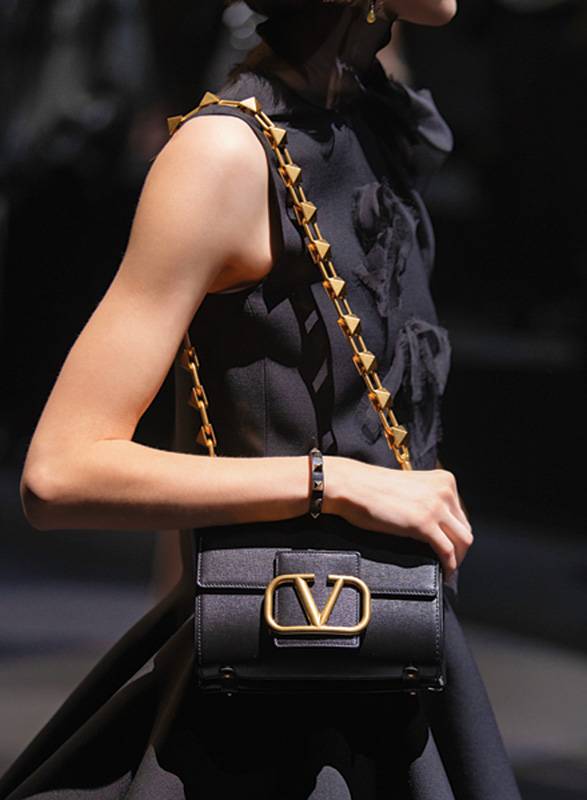 VALENTINO GARAVANI STUD SIGN BAG حقيبة الأناقة لهذا الموسم