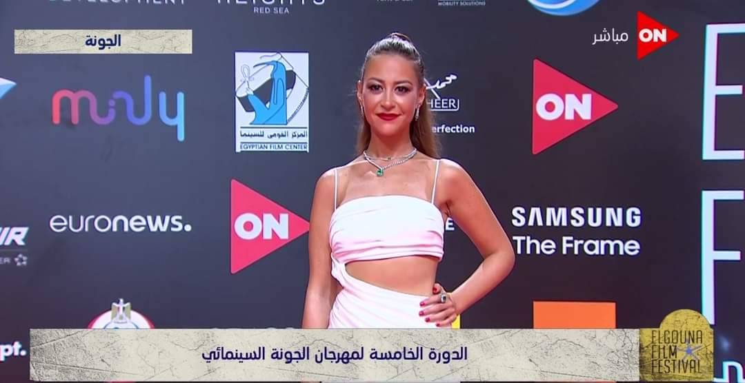 بالفيديو - سقوط لبلبة ونجاة ليلى علوي وإحراج منة شلبي في افتتاح 