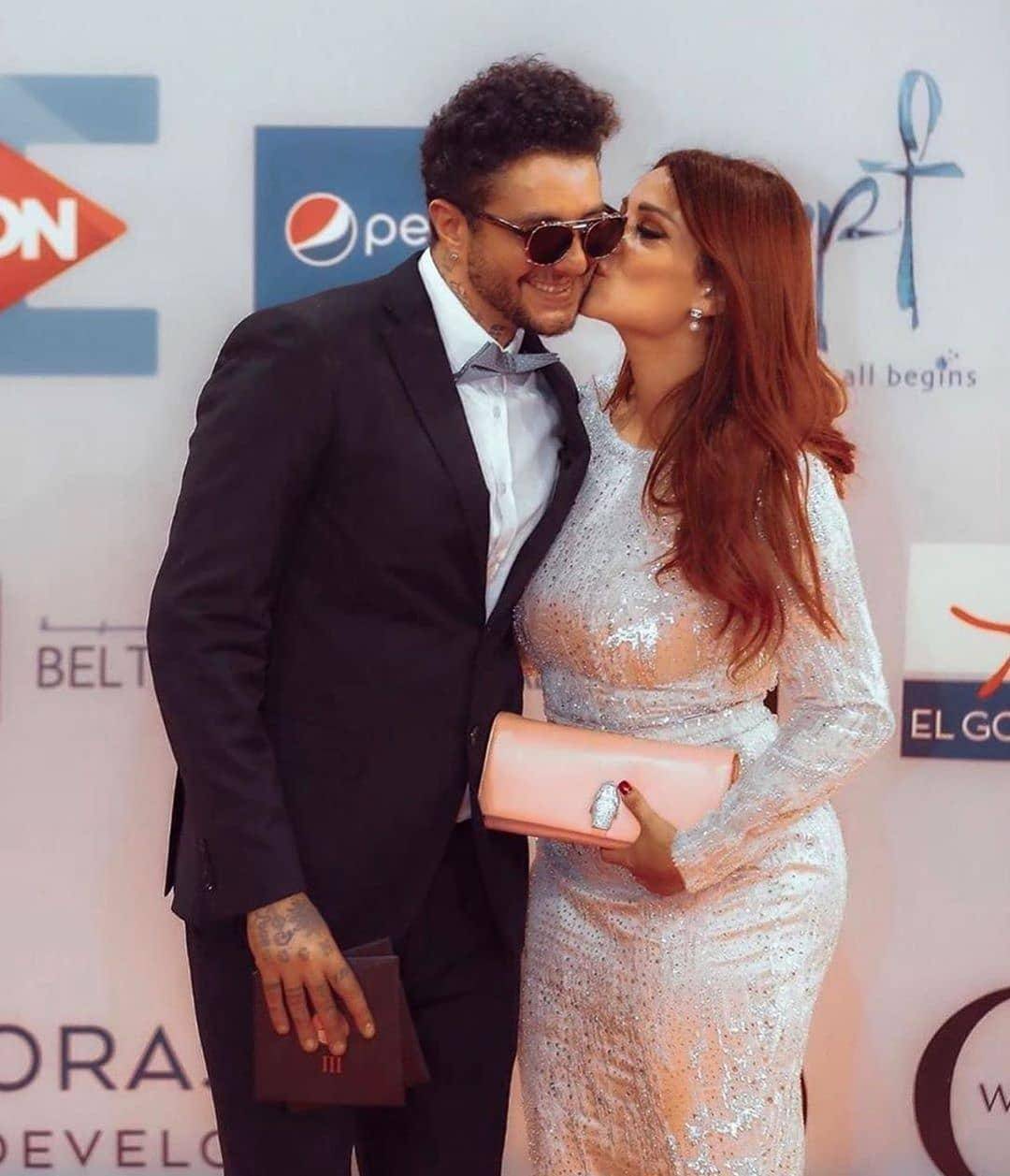 بالفيديو - أحمد الفيشاوي يمارس هوايته بتقبيل زوجته والجمهور يهاجمه