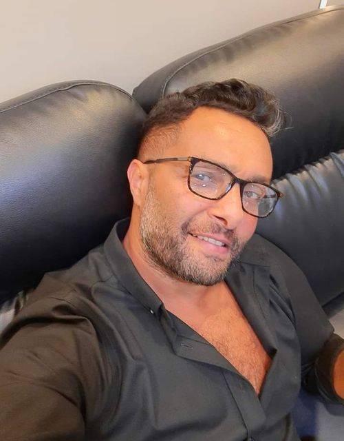 وائل عبد العزيز يسخر من إطلالة مغني مصري في الجونة