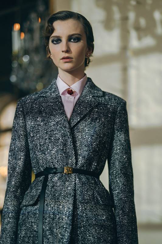 أقراط للأذنين عقد معطف رمادي قميص وردي حزام أسود