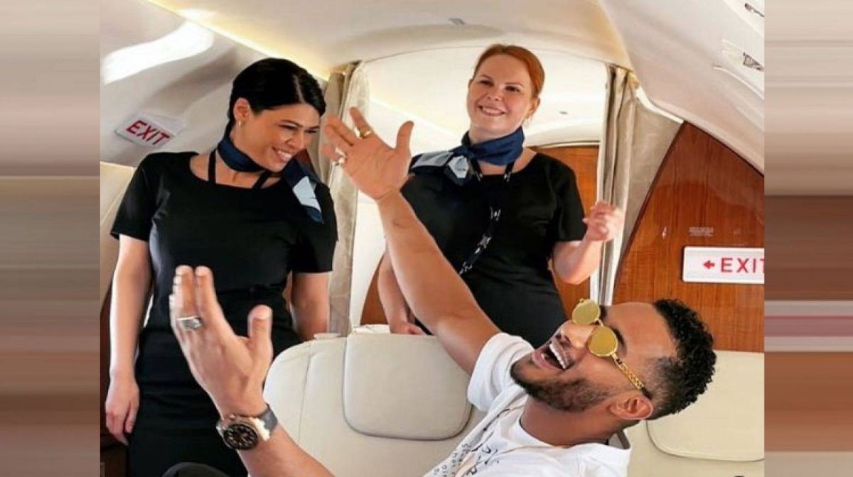 محمد رمضان يكشف جنسية إحدى المضيفتين