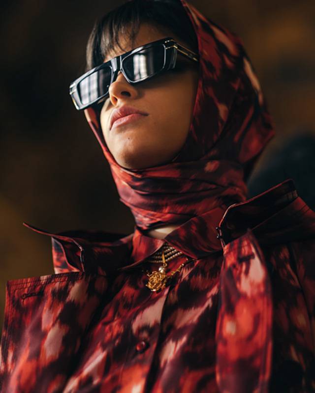 نظارات شمسية Dior Signature وشاح أحمر من الحرير المطبع بألوان متعددة معطف أحمر مطبع بألوان متعددة عقد