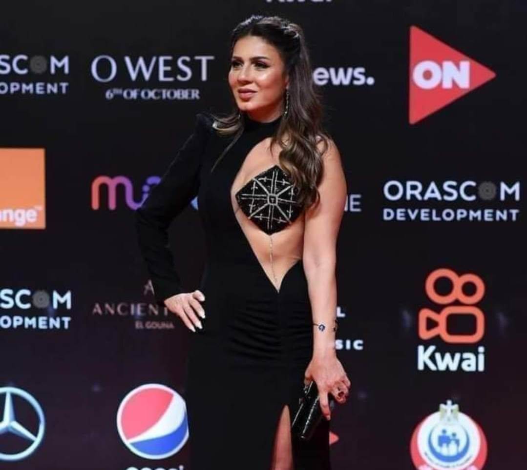 نجلاء بدر تتحدى منتقدي فستانها الجريء في الجونة