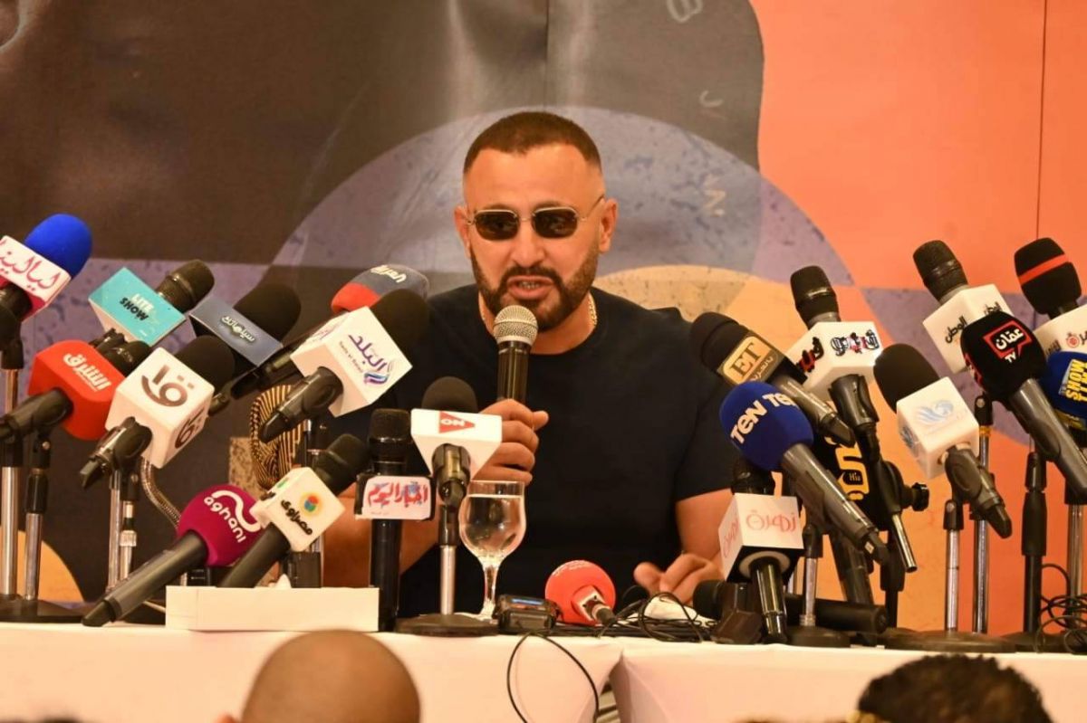 بعد الهجوم عليه... أحمد السقا يدافع عن نفسه وهذا ما قاله عن ابنه