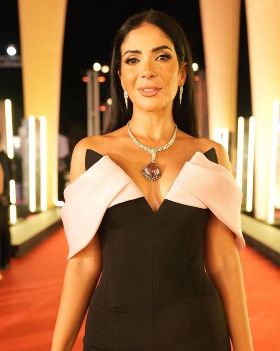 منى زكي تخطف الأنظار بهذا الفيديو من الجونة