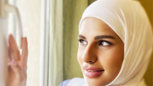 بالفيديو - فنانة خليجية ترفض التخلّي عن الحجاب ولو مقابل مليون دينار