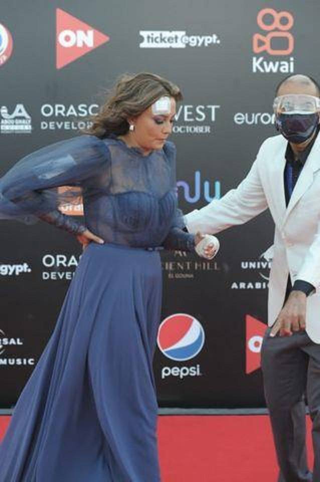 بشرى تستند إلى مساعدها على الريد كاربت