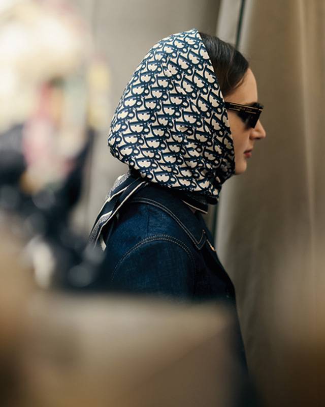 وشاح Dior Oblique من الحرير نظارات Dior Signature سترة دنيم