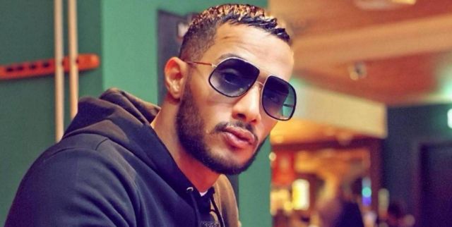 بالفيديو - محمد رمضان يثير الجدل بالرقص مع مضيفتَي طائرته