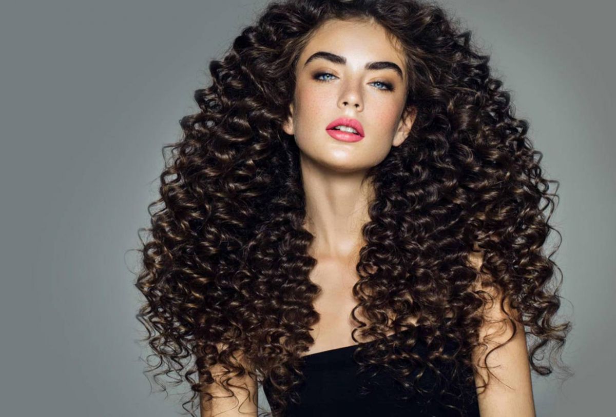 هل تعانين من شعرك المجعد؟ إليك الحل