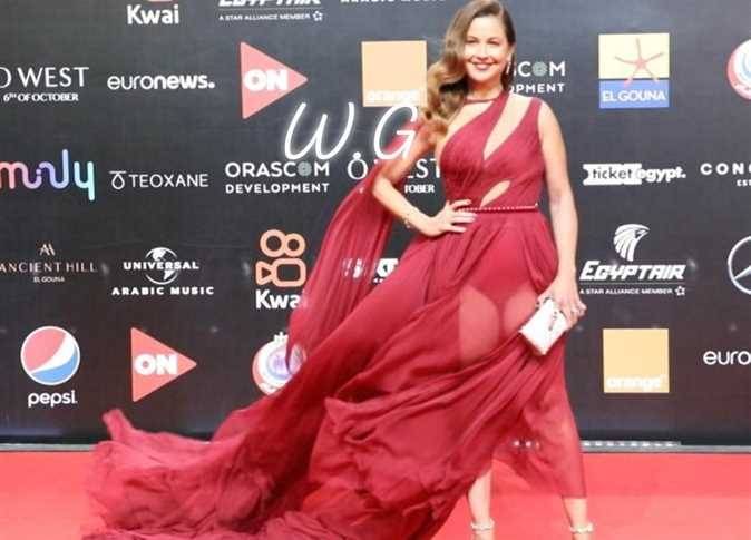 في حفل ختام الجونة: إطلالات جريئة وتكرار أزمة "البطانة" مع ريا أبي راشد