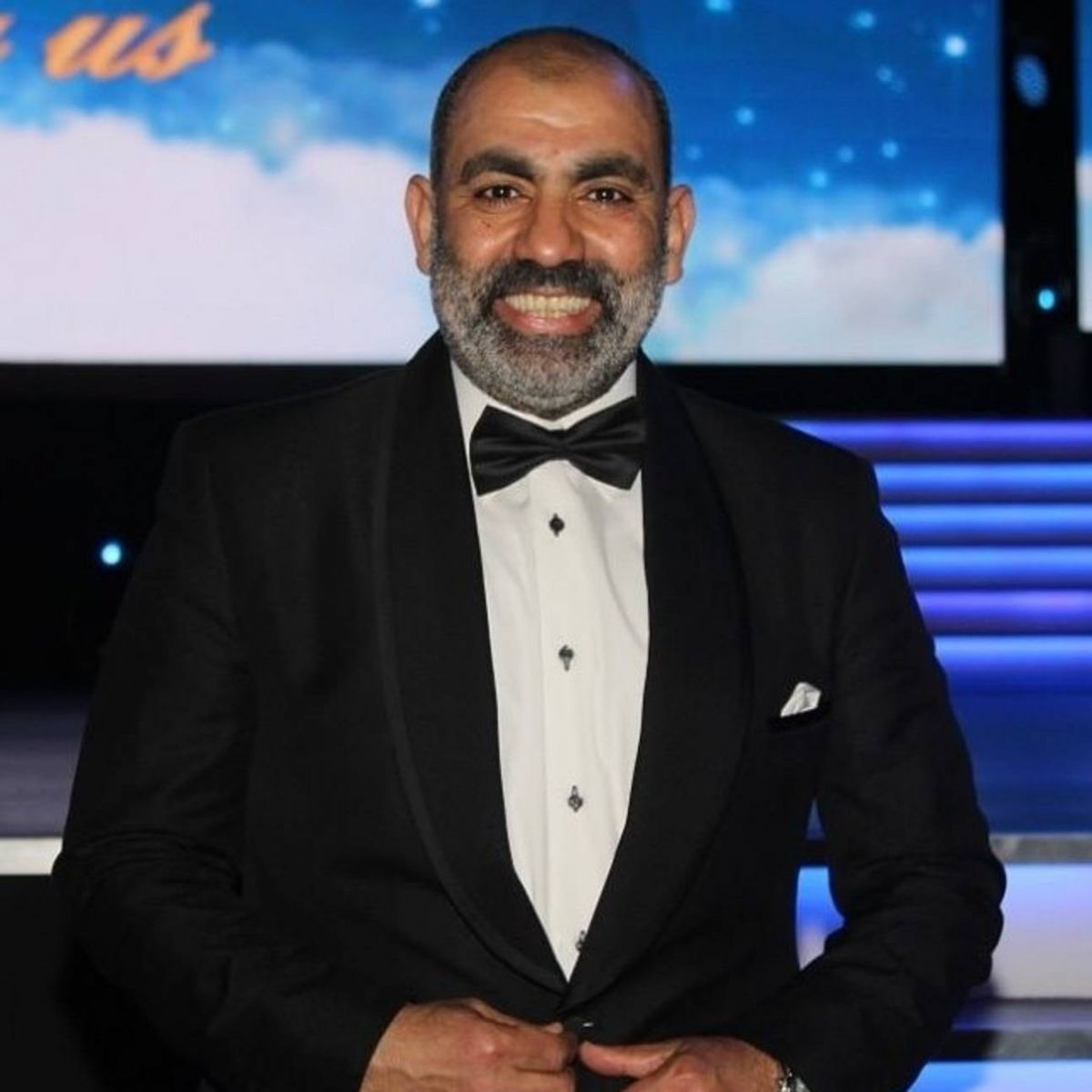 محسن منصور يتعرض للإصابة بعد سقوط الديكور عليه