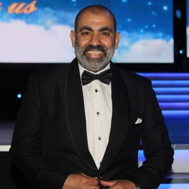 محسن منصور يتعرض للإصابة بعد سقوط الديكور عليه