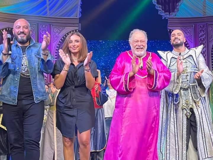 بالصور - هكذا فاجأت أنغام النجم يحيى الفخراني على المسرح