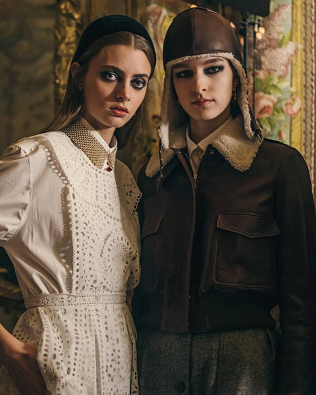 إلى اليسار عصبة للرأس عقد فستان أبيض من دون  كمين قميص أبيض  إلى اليمين قبعة بنية أقراط للأذنين عقد قميص أبيض سترة بنية تنورة رمادية