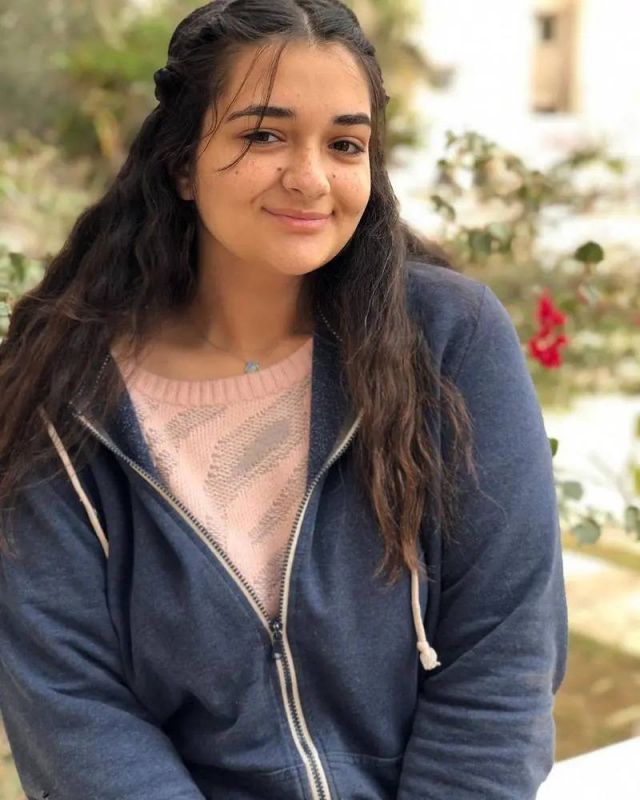 إصابة ملك زاهر بكسر في ذراعها