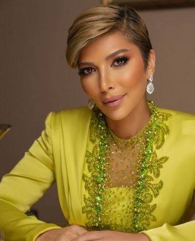 بالفيديو - للمرة الثانية أصالة تخلع حذاءها على المسرح وتمازح الجمهور