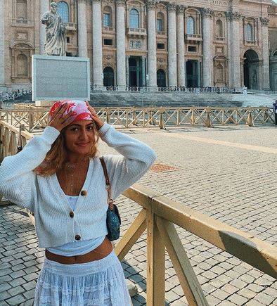 كنزي عمرو دياب تثير الجدل بصورها مع صديقها بفستان الزفاف