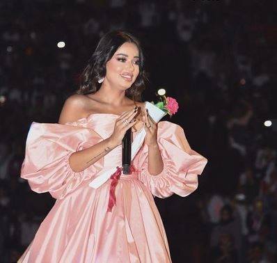 بالفيديو - رحمة رياض تبكي على المسرح وخطيبها يدعمها بحب