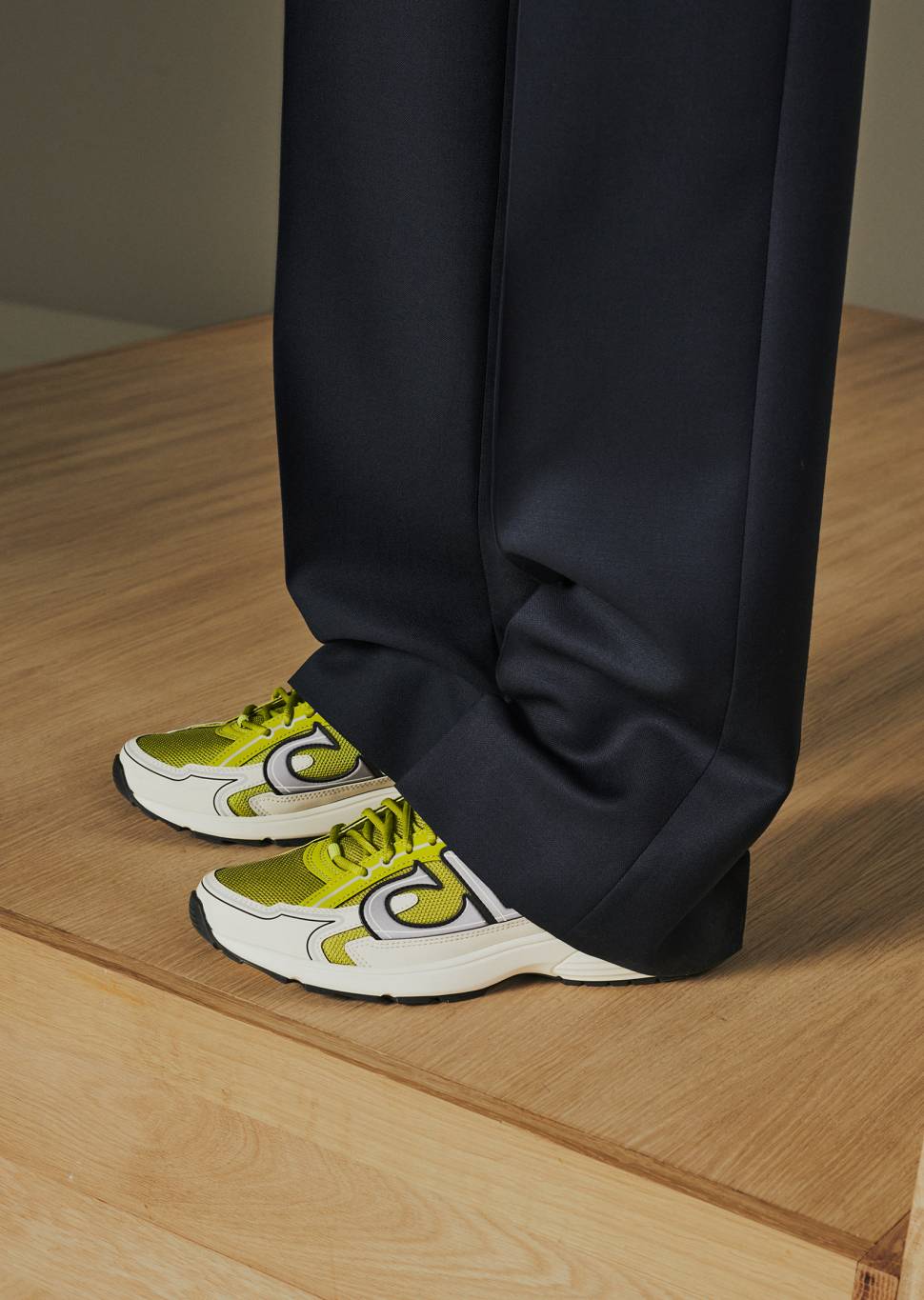 DIORB30 أحذية رياضية أنيقة لإطلالة معاصرة