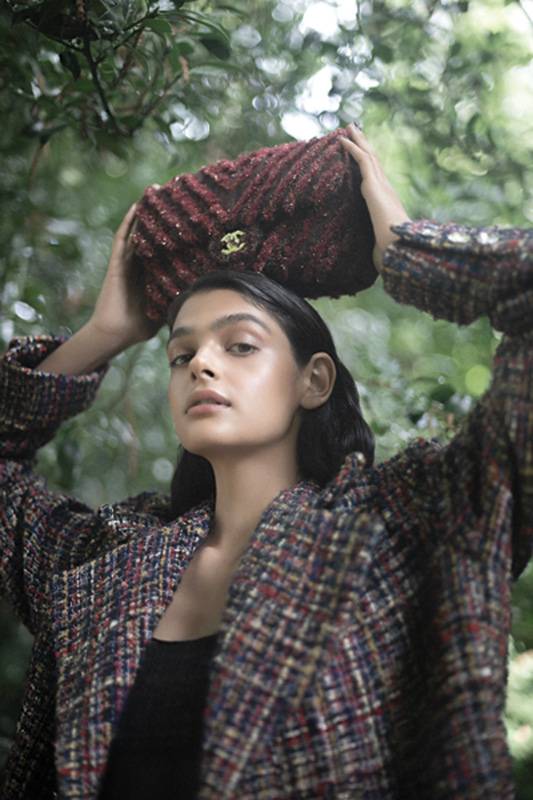 معطف من التويد الأصفر، والأحمر، والأزرق، والأسود والأبيض حقيبة مطرزة من التويد الأحمر والبني والمعدن المشبوك بالجلد