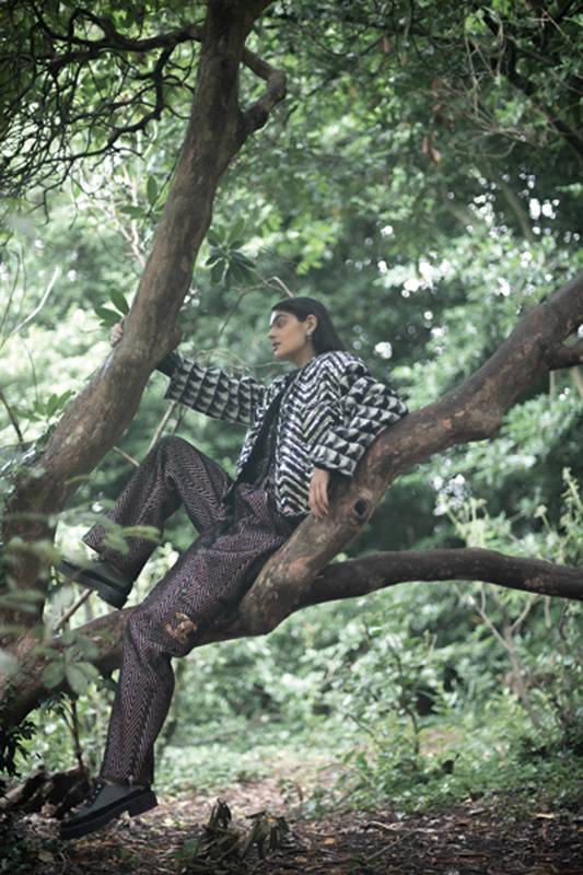 سترة من التويد الصوفي الأسود والعاجي مزينة بالترتر اللماع ومزخرفة بالضفائر جيليه من الكشمير الأسود والفضي مزين بالترتر اللماع سروال من جاكار الصوف الأسود والأحمر والفضي