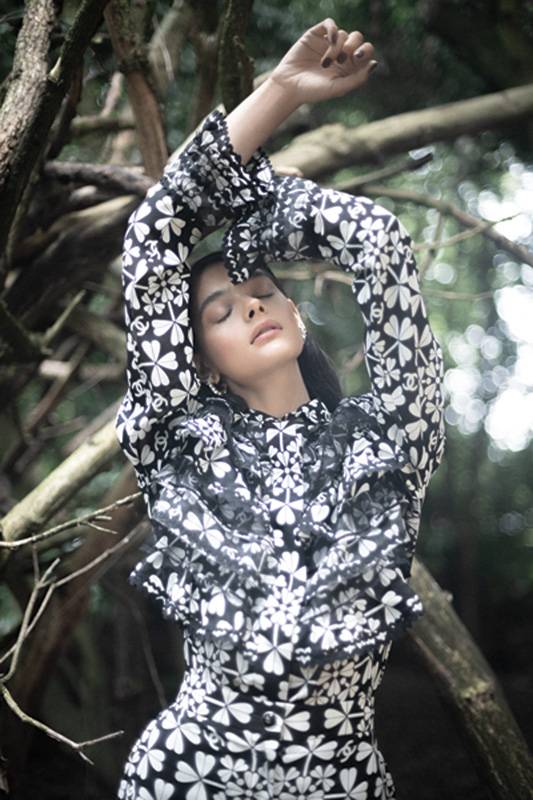 جمبسوت من القطن الأسود مع ستراس مميّز من CHANEL شانيل