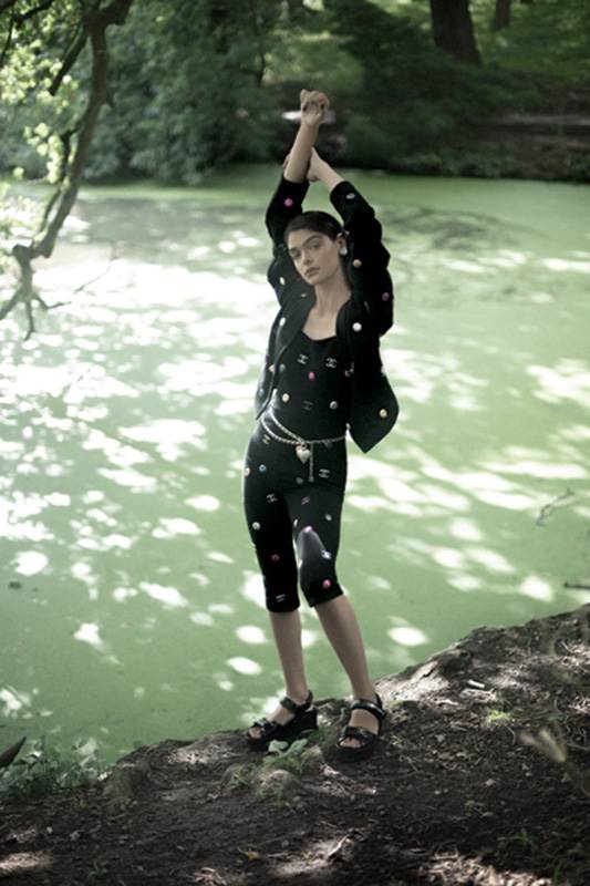 سترة من القطن الأسود والألوان المتعددة مطرز بالستراس جمبسوت من القطن الأسود والألوان المتعددة مطرزة بالستراس حزام من المعدن والجلد والراتنج أقراط من المعدن والراتنج والستراس حذاء من الجلد اللماع الأسود مع كعب مدبب