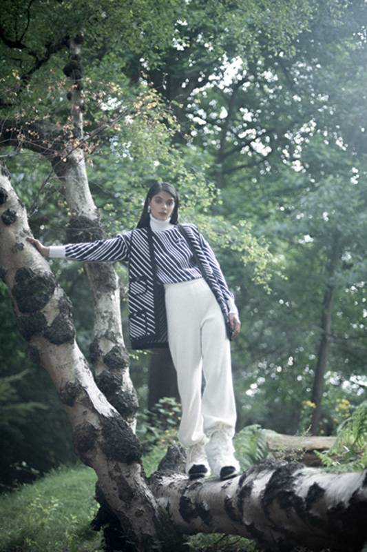 سترة من دون كمين من الكشمير الأسود والعاجي مزينة بأزرار مجوهرة كنزة من الصوف والكشمير الأسود والعاجي سروال من الكشمير والحرير الأبيض أقراط من المعدن والراتنج والستراس جزمة من الصوف والجلد العاجي والأسود