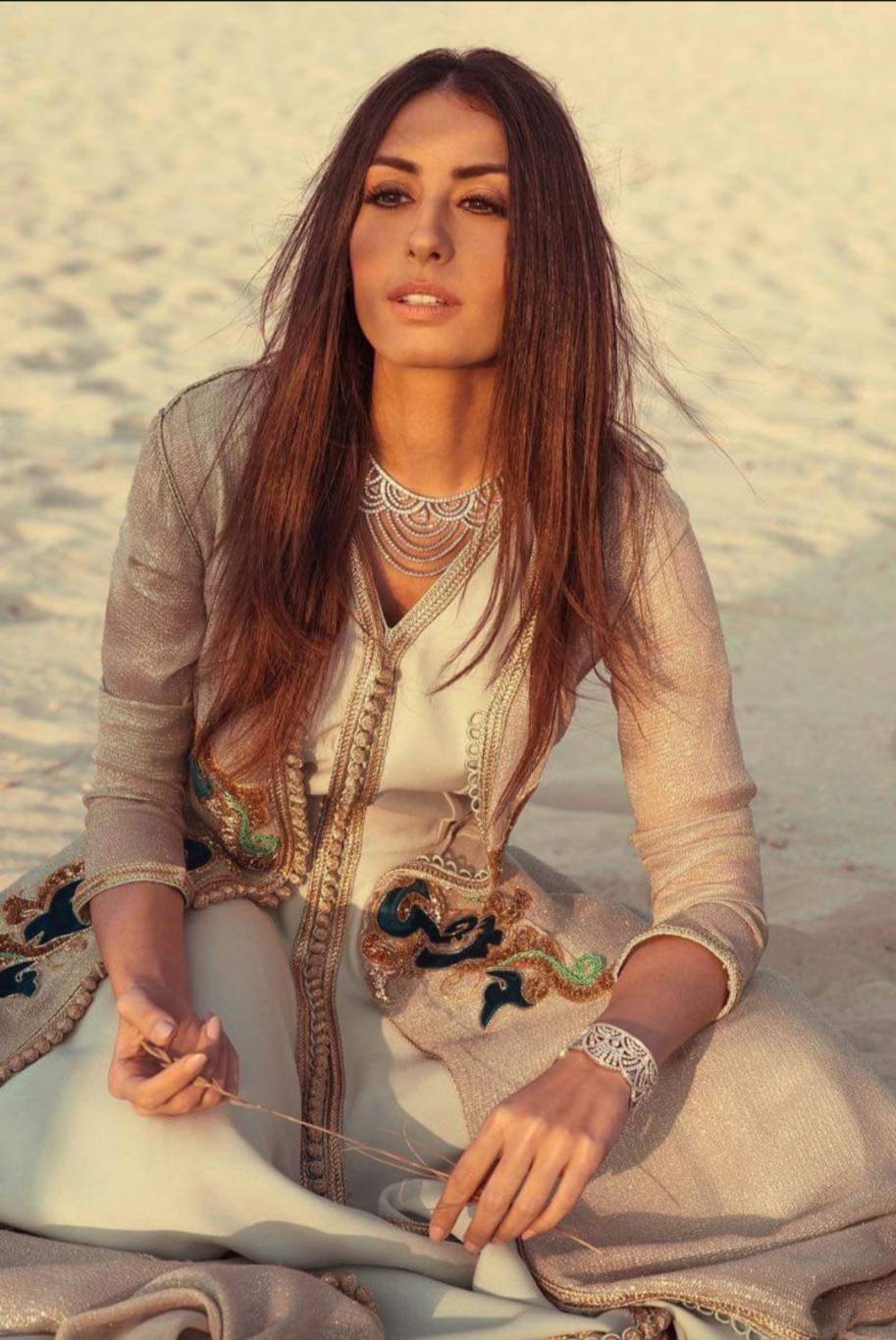 هبة طوجي تغنّي في مدينة العلا السعودية