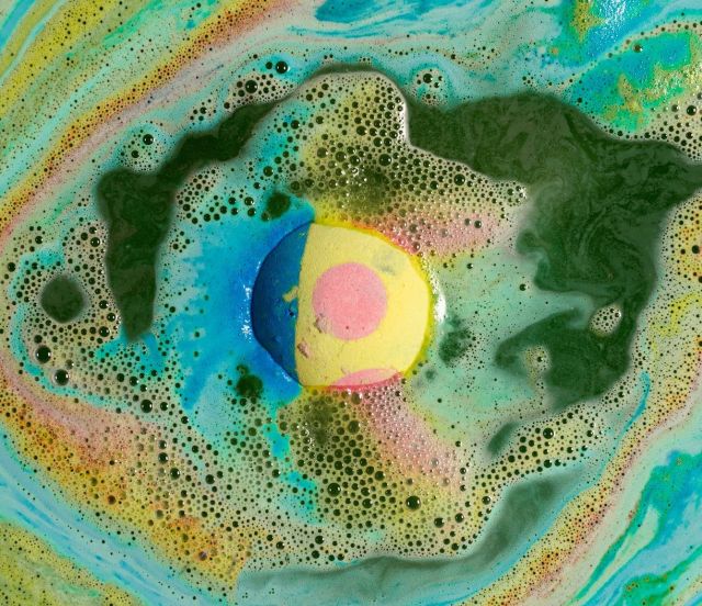 LUSH_Lord of Misrule Bath Bomb_AED40 (2)