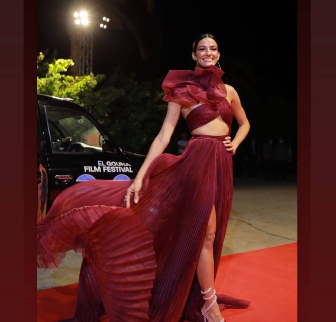 تارا عماد تتألق بإطلالتين جريئتين في الجونة