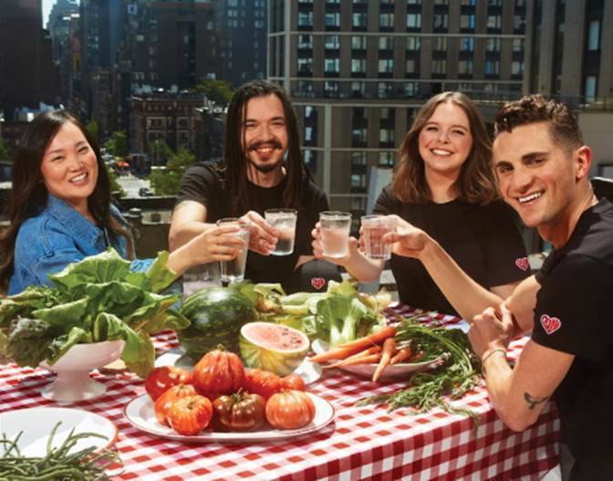 يذكرنا مايكل كورس أنه يوجد دائمًا مقعد على الطاولة مع حملة Watch Hunger Stop 2021 بمشاركة مُوَظَّفِيه