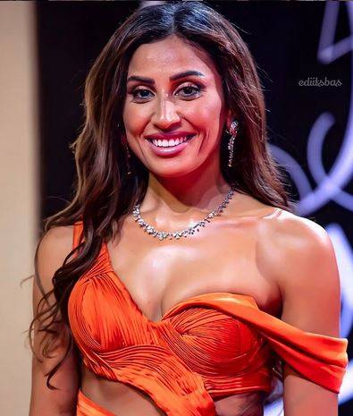 بالفيديو - دينا الشربيني تروّج لعملها الجديد برقصة عفوية مع هنا شيحة