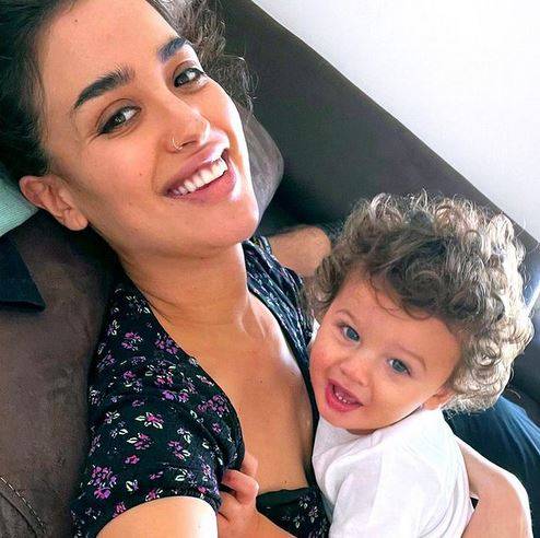 بالفيديو - نينا عبدالملك تنجب طفلتها وتختار لها اسماً غريباً