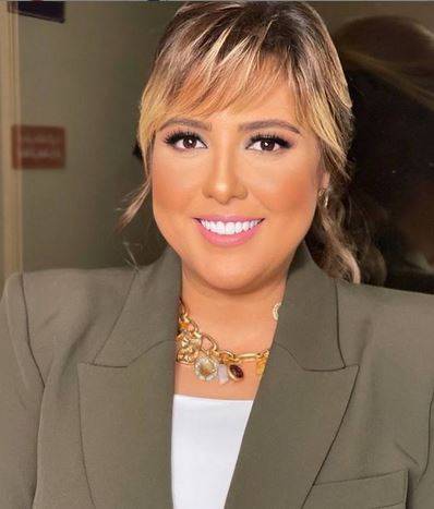 مي كساب تتألق بالأبيض وتعلن إصابتها بكورونا