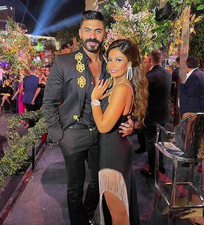 بالفيديو - خالد سليم وزوجته الثنائي الأجمل في الجونة.. تنسيق في الملابس والحركات