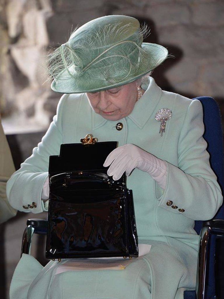 الكشف عن أسرار غير متوقعة في حقيبة الملكة اليزابيث الثانية!