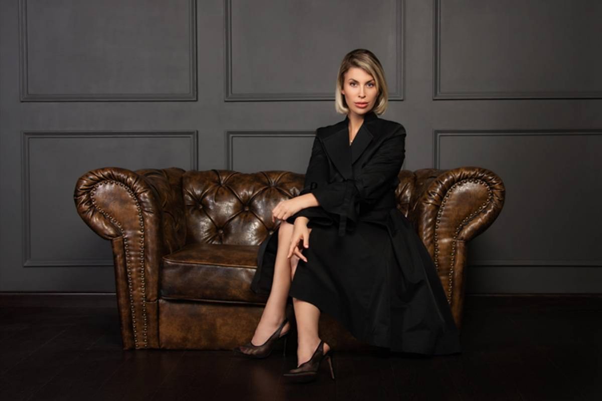 ليلي بلان تعيد موضة السبعينيات في مجموعة الأزياء الجديدة (Time Twist)